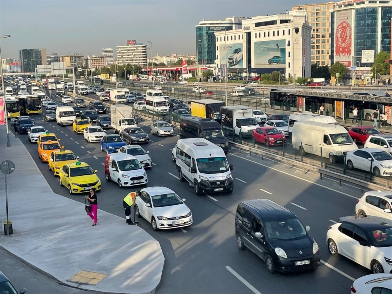 İstanbul'da, haftanın ikinci iş gününde okulların da açılmasının etkisiyle bazı bölgelerde trafik...