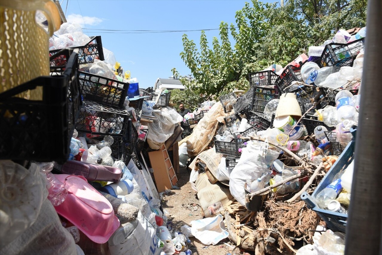 Antalya'nın Kepez ilçesinde 14 kamyon atık biriktirilen ev belediye ekiplerince temizlendi.