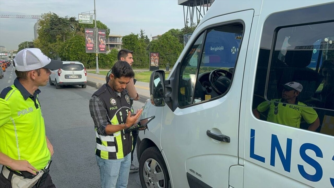 İstanbul'da, eğitim öğretim dönemin başlamasıyla oluşabilecek trafik yoğunluğunun önlenmesine için...