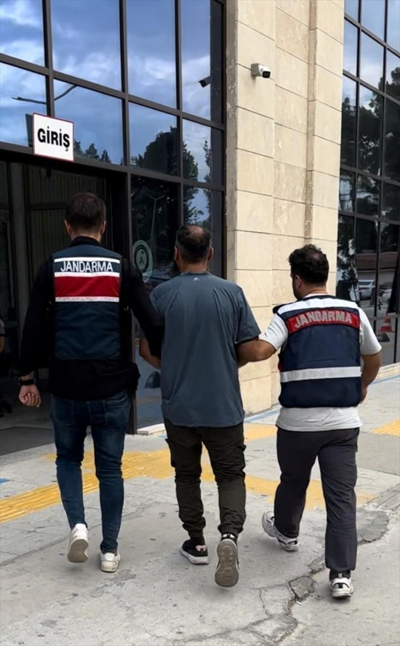 İzmir merkezli 13 ilde terör örgütü DEAŞ'a yönelik operasyonda 27 şüpheli yakalandı.