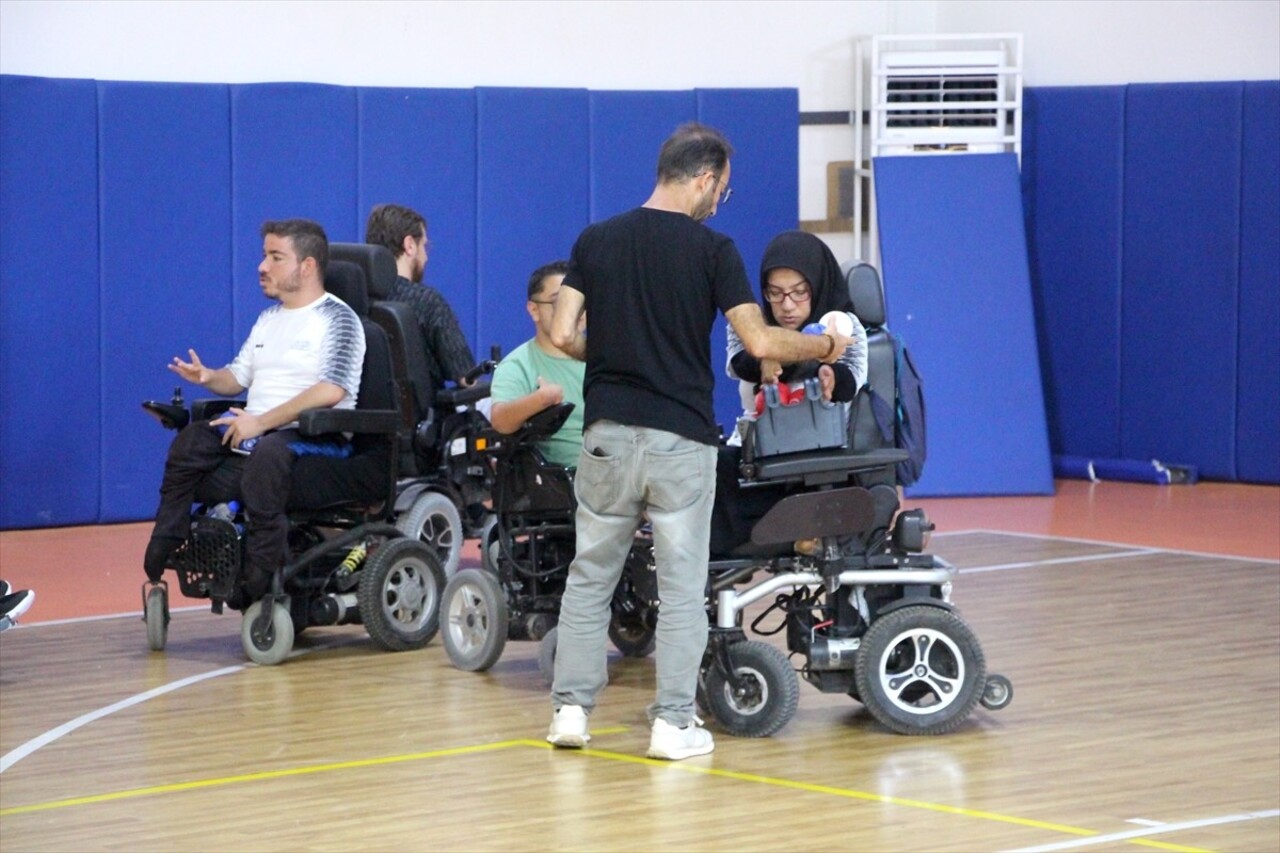 Gaziantep'te yaşayan doğuştan bedensel engelli Lütfiye Uğurlu (solda), 1 ay antrenman yaparak...