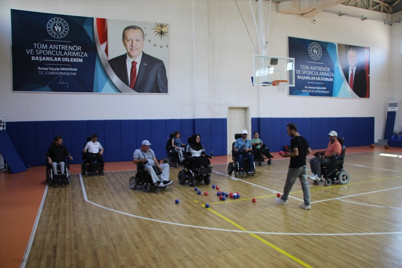 Gaziantep'te yaşayan doğuştan bedensel engelli Lütfiye Uğurlu (solda), 1 ay antrenman yaparak...