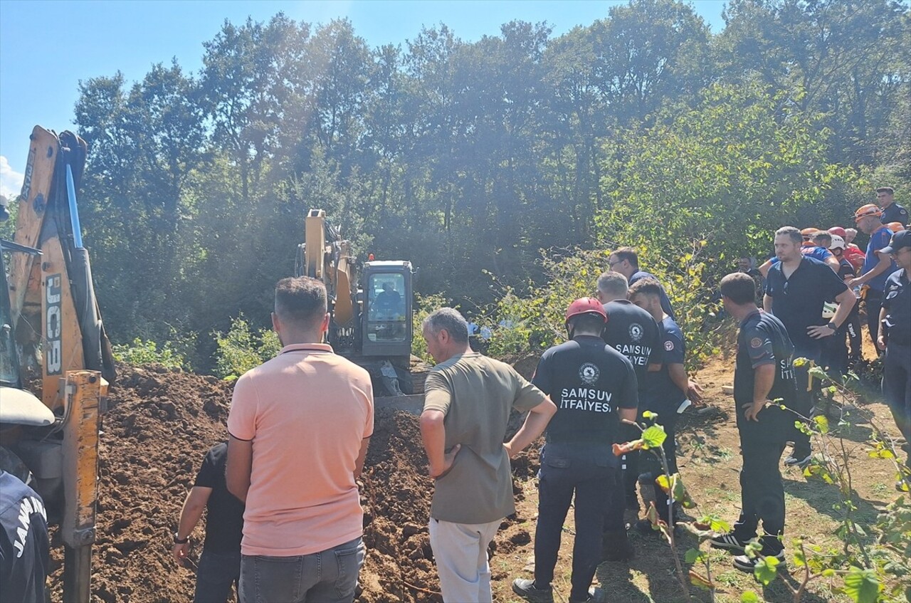 Samsun'un Bafra ilçesinde su kuyusu açma çalışması sırasında toprak kayması meydana geldi. Toprak...