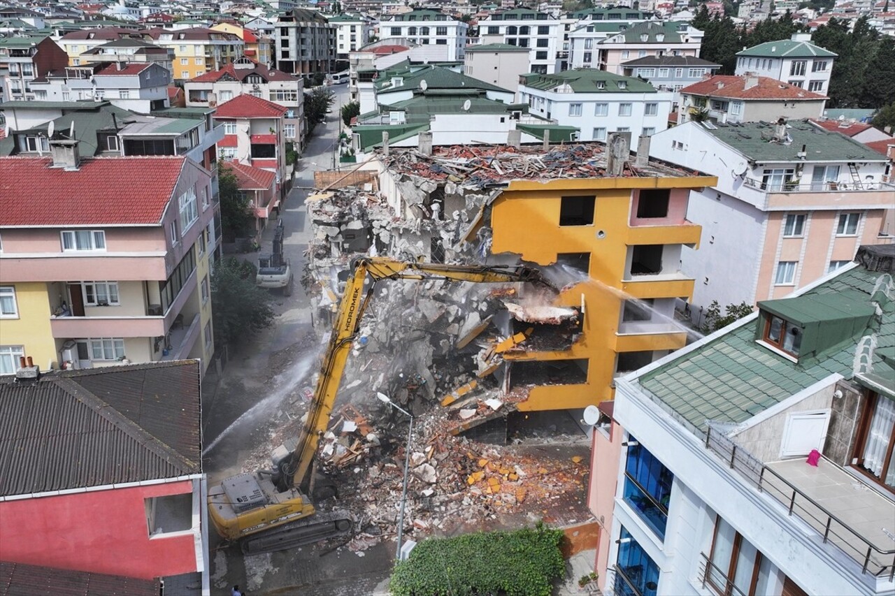 Büyükçekmece'de, kentsel dönüşüm kapsamında yıkımına başlanan deprem riskli 5 katlı binanın kolon...