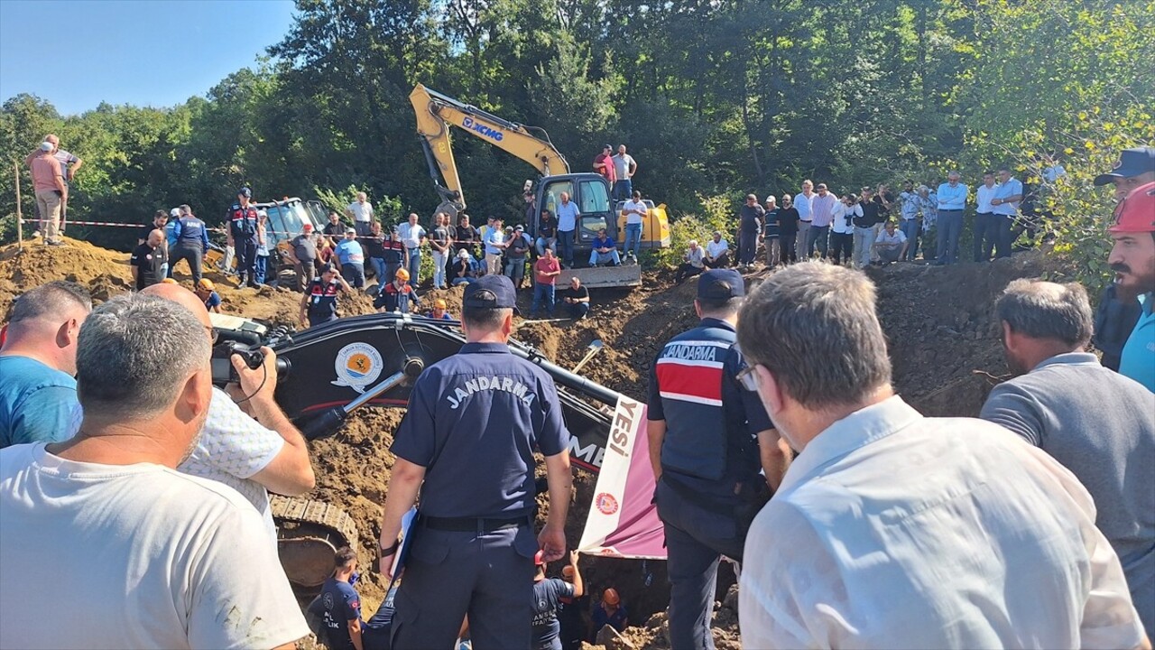 Samsun'un Bafra ilçesinde kuyu açma çalışmasında kayan toprağın altında kalan 2 kişinin cansız...