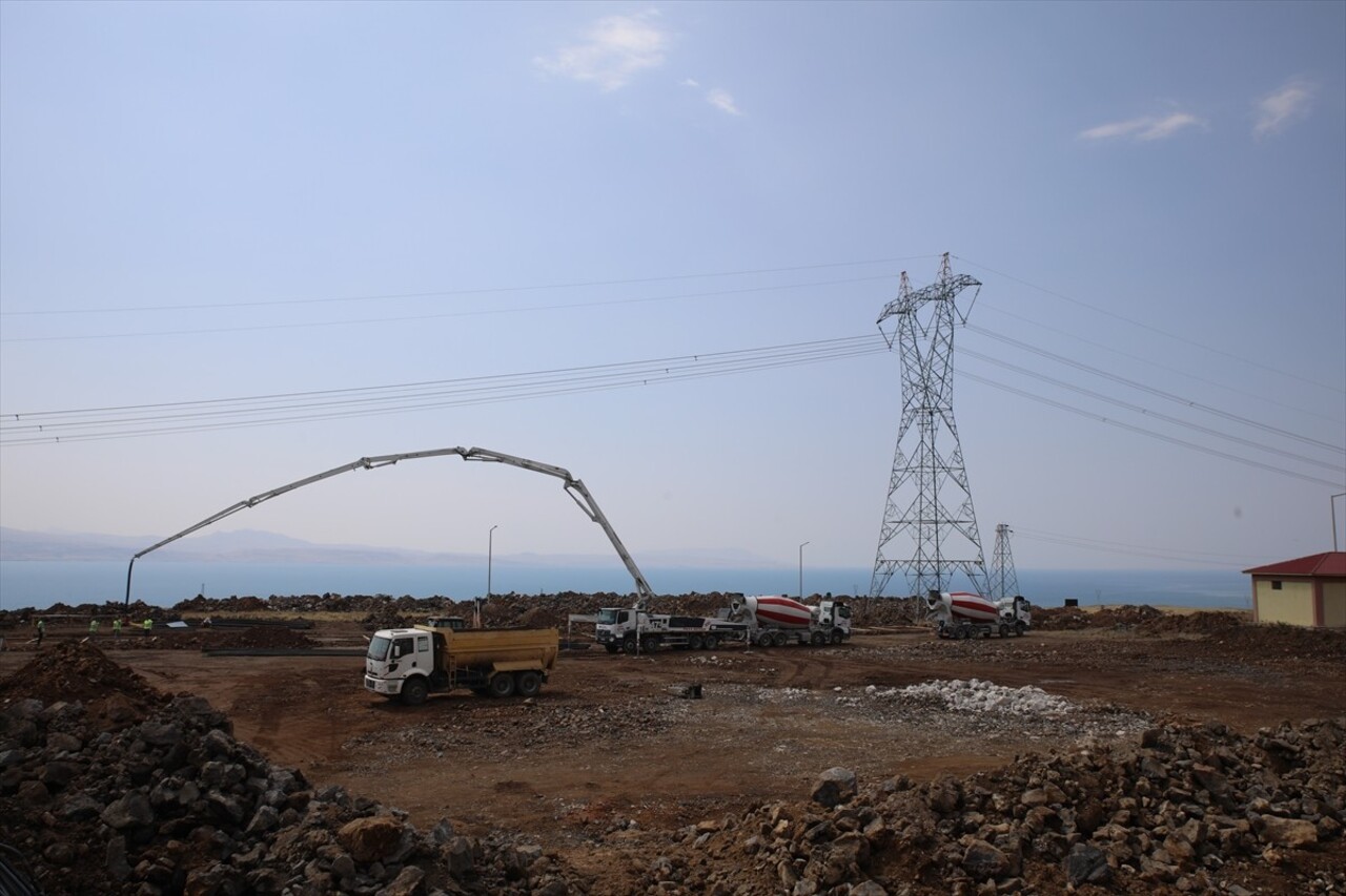 Van'ın Erciş ilçesinde 800 kişinin istihdam edileceği tekstil fabrikasının temeli atıldı. Temel...