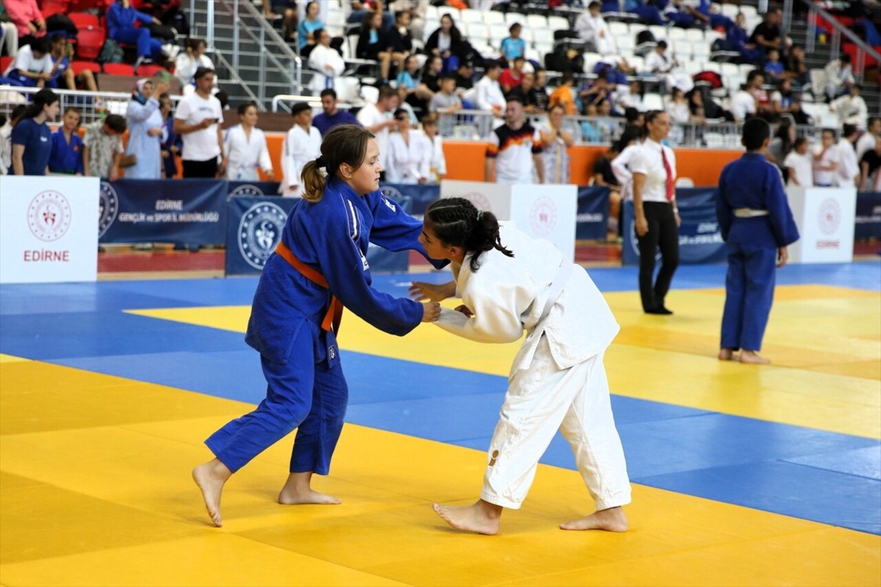 Uluslararası Edirne Judo Turnuvası, düzenlenen açılış töreniyle başladı. Turnuvada Türkiye'nin...