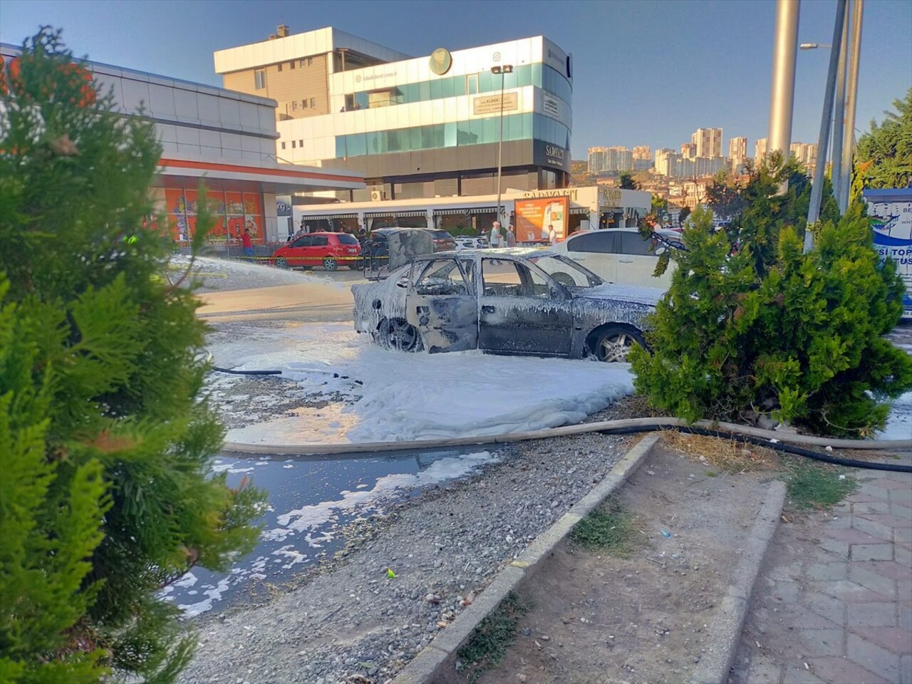 Tokat'ta, park halindeki otomobilde çıkan yangında araç kullanılamaz hale geldi.