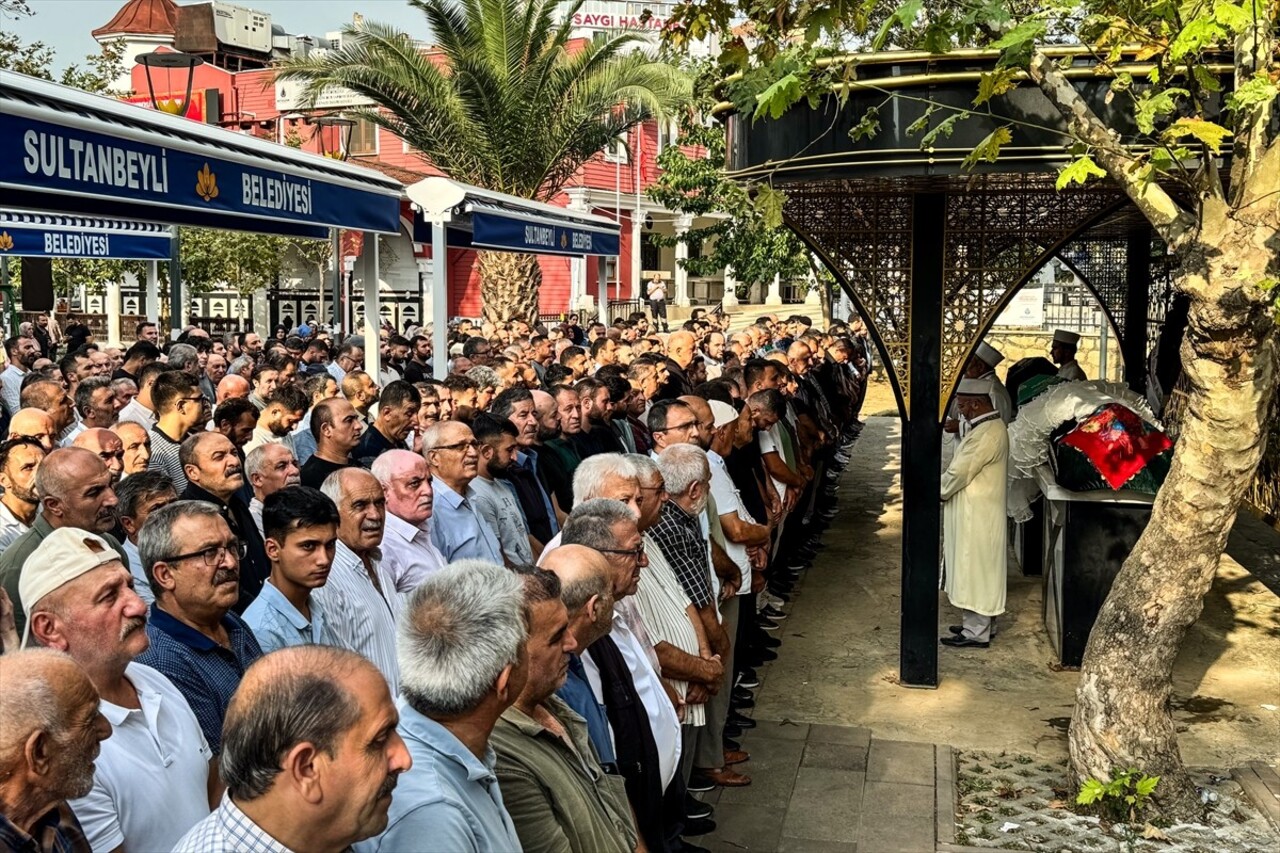 Sultanbeyli'de, iki esnaf arasında çıkan silahlı kavgada yaşamını yitiren Aytaç Ağbaba (52) ile...