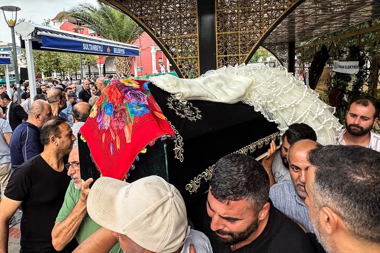 Sultanbeyli'de, iki esnaf arasında çıkan silahlı kavgada yaşamını yitiren Aytaç Ağbaba (52) ile...