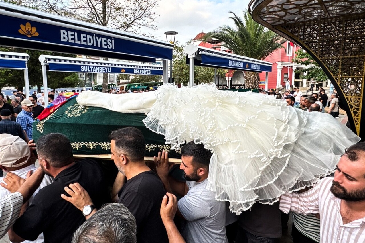 Sultanbeyli'de, iki esnaf arasında çıkan silahlı kavgada yaşamını yitiren Aytaç Ağbaba (52) ile...