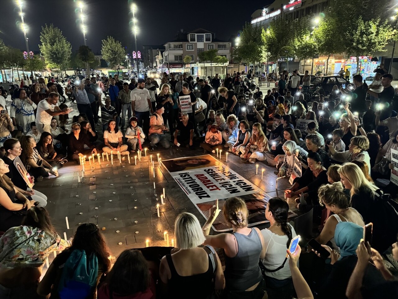 Sakarya'da kadın platformu üyeleri, Diyarbakır'da önceki gün cansız bedeni bulunan Narin Güran'ın...