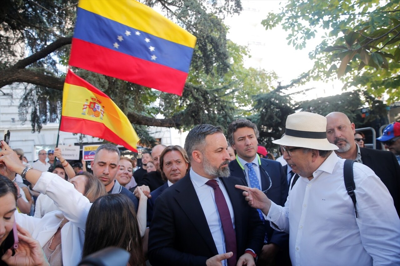 İspanya'nın başkenti Madrid'deki Meclis binası önünde toplanan bir grup Venezuelalı göçmen...