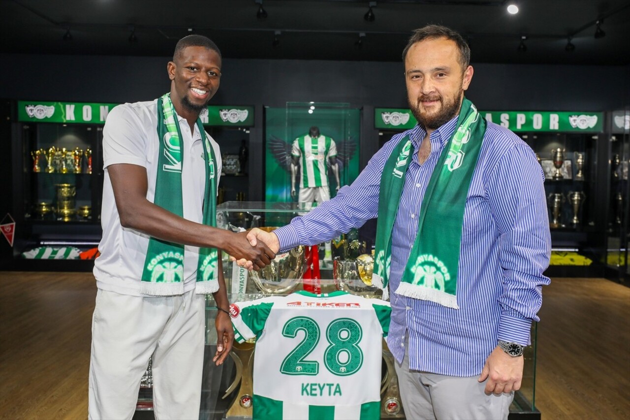 Trendyol Süper Lig ekiplerinden TÜMOSAN Konyaspor, Hamidou Keyta'yı (solda) renklerine bağladı....