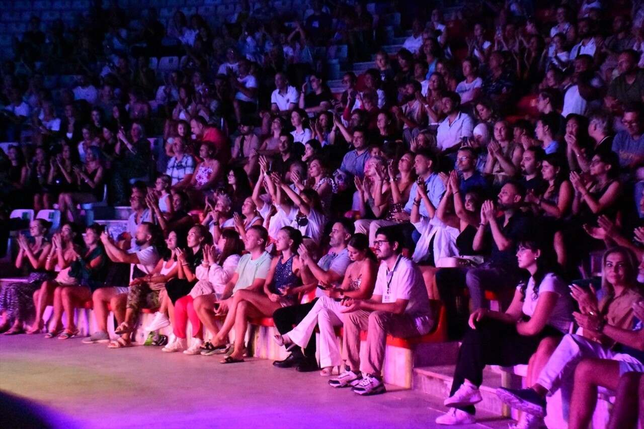 Ülkelerindeki savaştan etkilenen insanlara yardım etmek için dünyanın çeşitli kentlerinde konser...