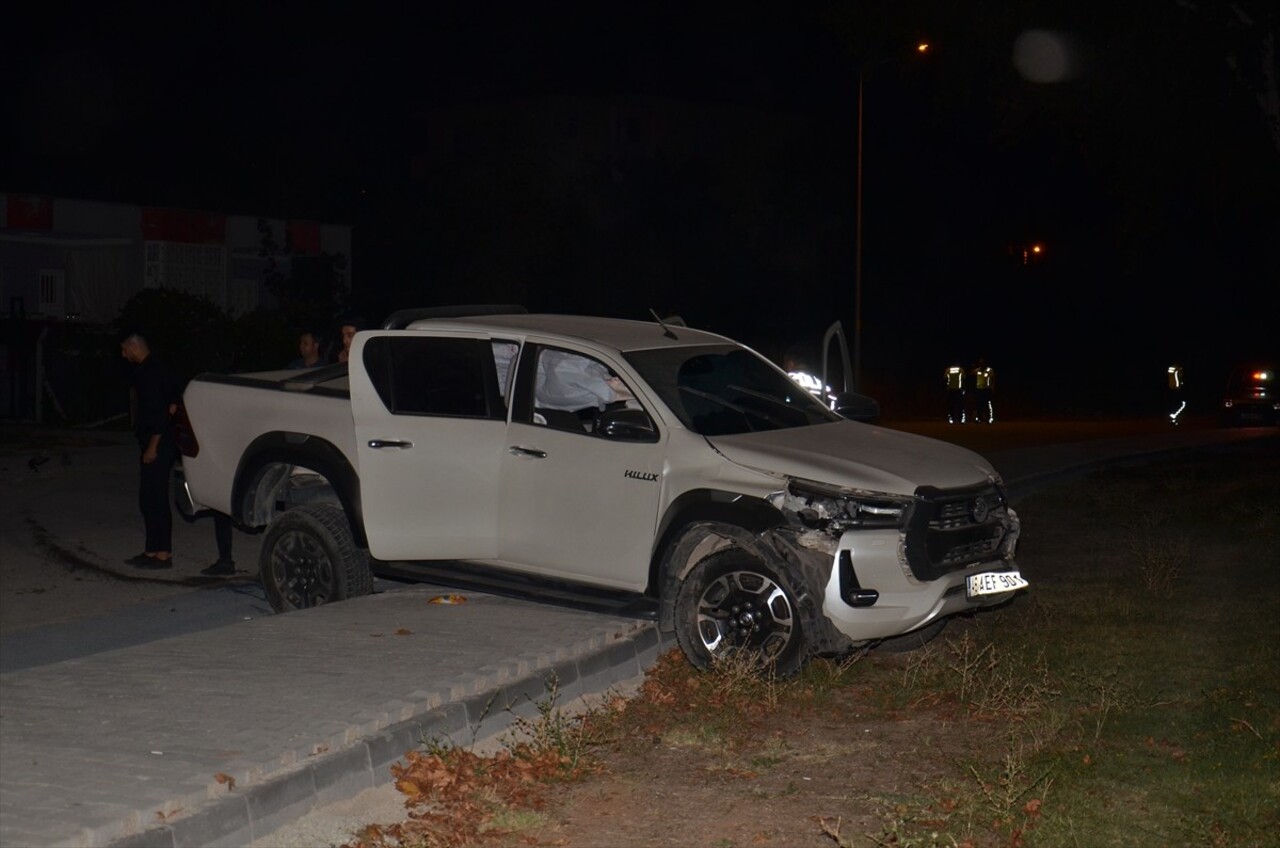 Kahramanmaraş'ın Elbistan ilçesinde, kamyonetin çarptığı akülü tekerlekli sandalyelerde bulunan 3...