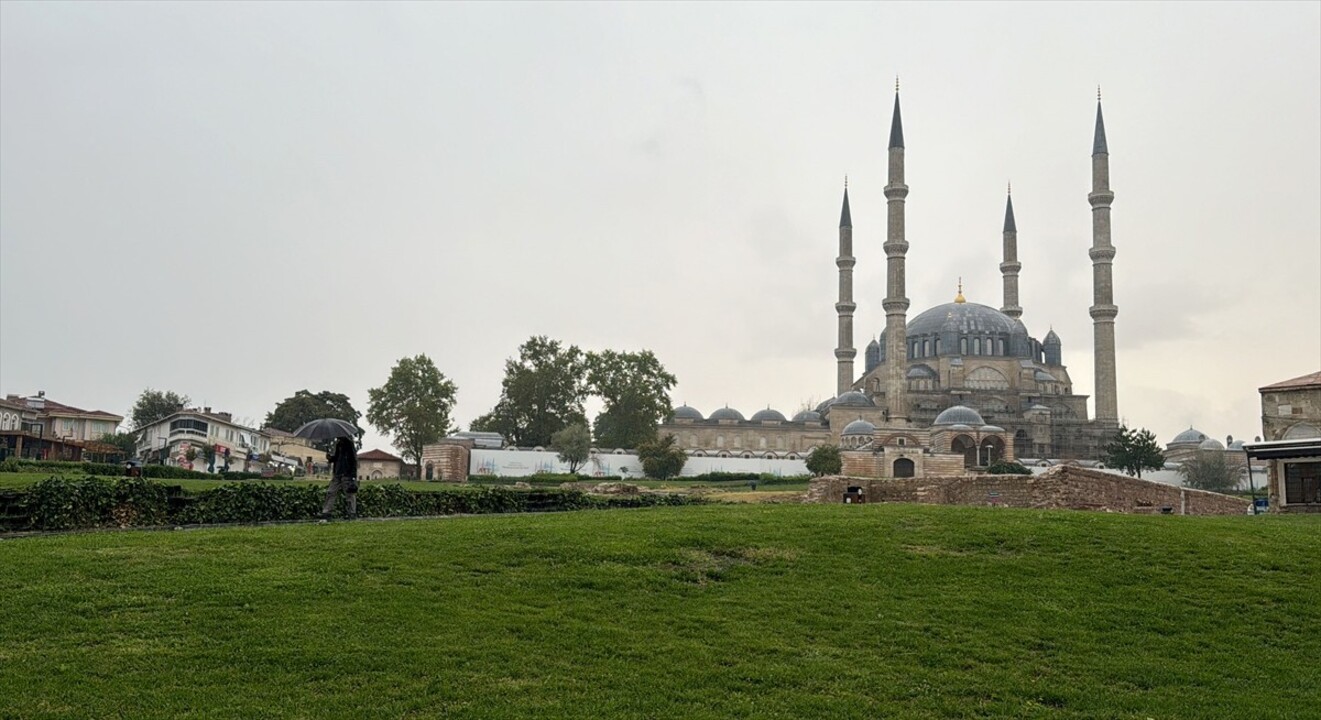 Edirne'de, sabah saatlerinde ara ara kuvvetlenen yağmur yağışı gerçekleşti. Vatandaşlar yağmurdan...