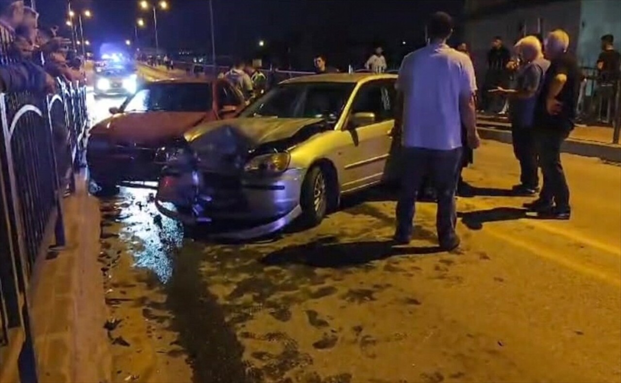 Çorum'da 3 aracın karıştığı zincirleme trafik kazasında 4 kişi yaralandı. Kaza yerine polis...