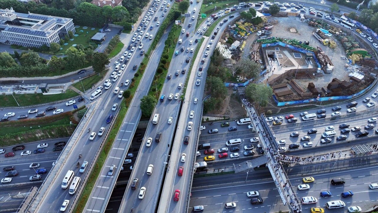 İstanbul'un bazı bölgelerinde haftanın üçüncü iş günü sabah saatlerinde trafik yoğunluğu...