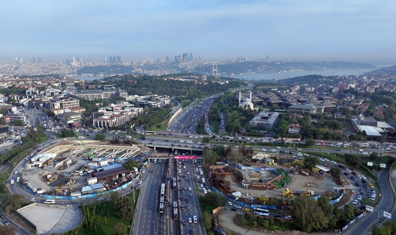 İstanbul'un bazı bölgelerinde haftanın üçüncü iş günü sabah saatlerinde trafik yoğunluğu...