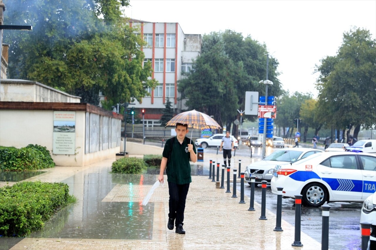 Edirne'de, sabah saatlerinde ara ara kuvvetlenen yağmur yağışı gerçekleşti. Vatandaşlar yağmurdan...