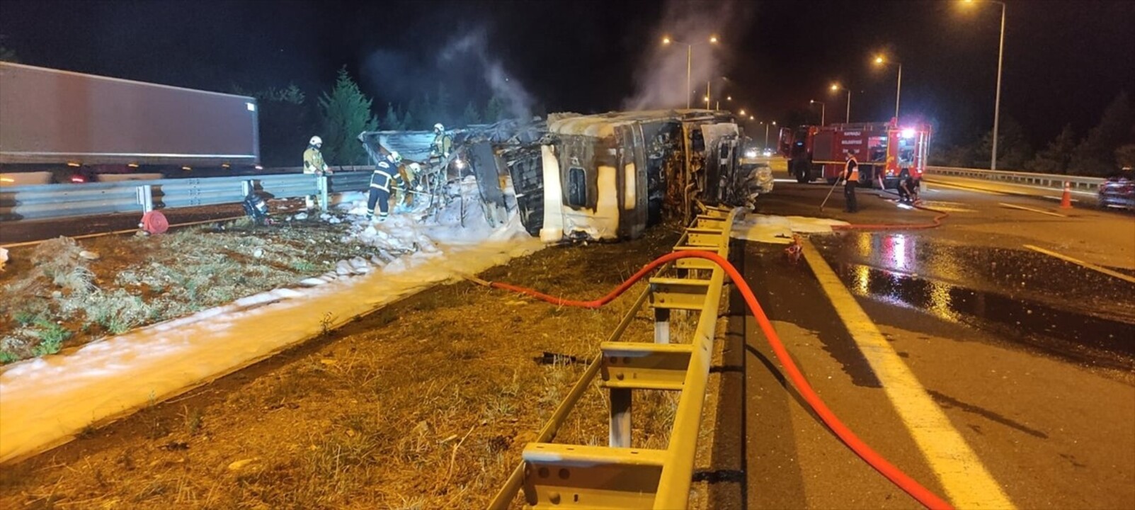 Anadolu Otoyolu'nun Düzce kesiminde kaza yapan tırda çıkan yangın itfaiye ekiplerince...