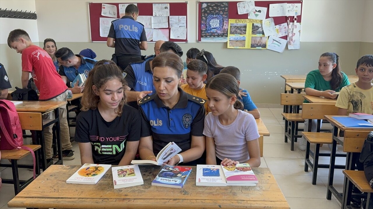 Adana'da polis ekipleri öğrencilerle sınıflarında bir araya gelerek kitap okudu.