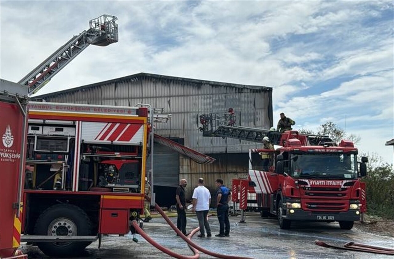 Çatalca'da eldiven üretimi yapılan fabrikada çıkan yangına itfaiye ekipleri müdahale ediyor.