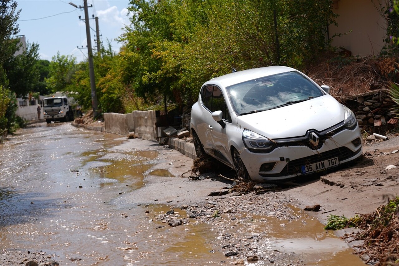 İzmir'in Menderes ilçesinde şiddetli sağanak nedeniyle bazı ev ve iş yerlerini su bastı, derenin...