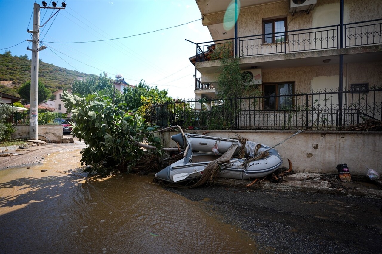 İzmir'in Menderes ilçesinde şiddetli sağanak nedeniyle bazı ev ve iş yerlerini su bastı, derenin...