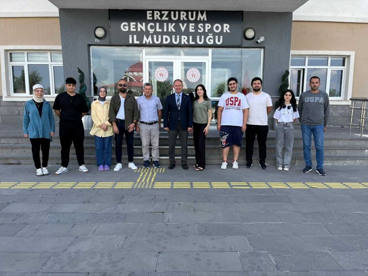 Erzurum'da, Yakutiye Gençlik Merkezi tiyatro ekibi, "Gülümseyin Geliyoruz" ve "Okula Hazırlık"...