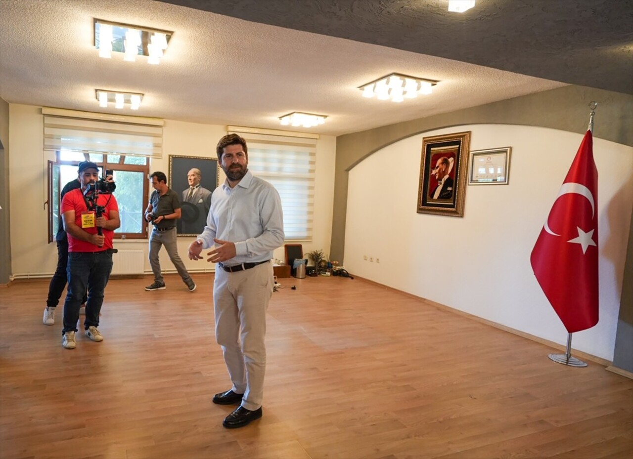 Tarsus Belediyesi, Başkan Ali Boltaç'ın (ortada) makam odasındaki eşyaların, işçilerin kıdem...