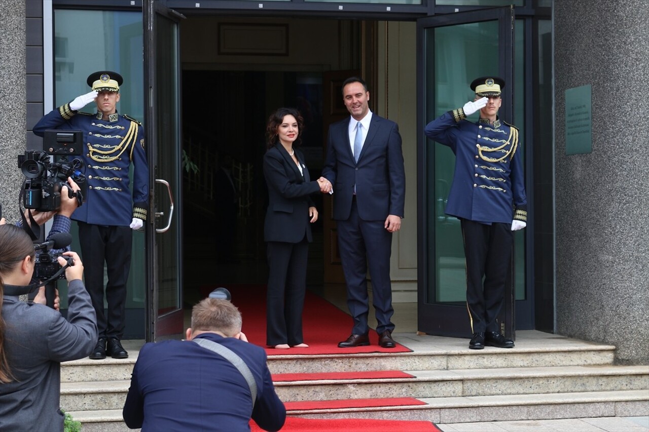 Kosova Meclis Başkanı Glauk Konjufca, Arnavut mevkidaşı Elisa Spiropali ile başkent Priştine'deki...