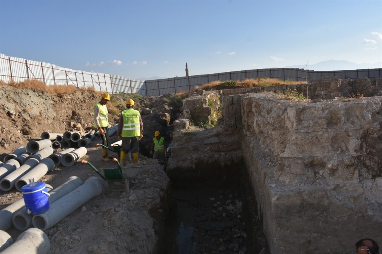 "Eski Van Şehri"nde bulunan tarihi Ulu Cami ve minaresinde başlatılan restorasyon çalışmaları...