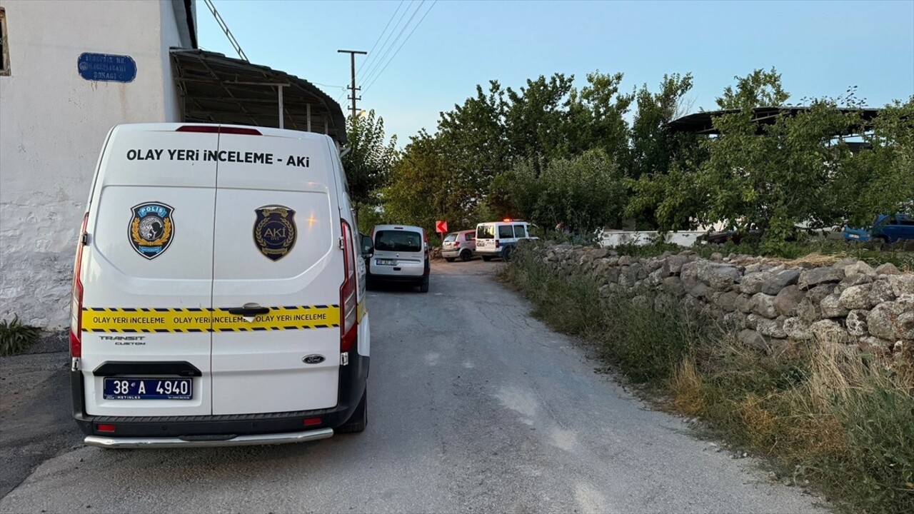 Kayseri'nin Hacılar ilçesinde, ağaç budarken yere düşen yaşlı adam hayatını kaybetti. Ekipler olay...