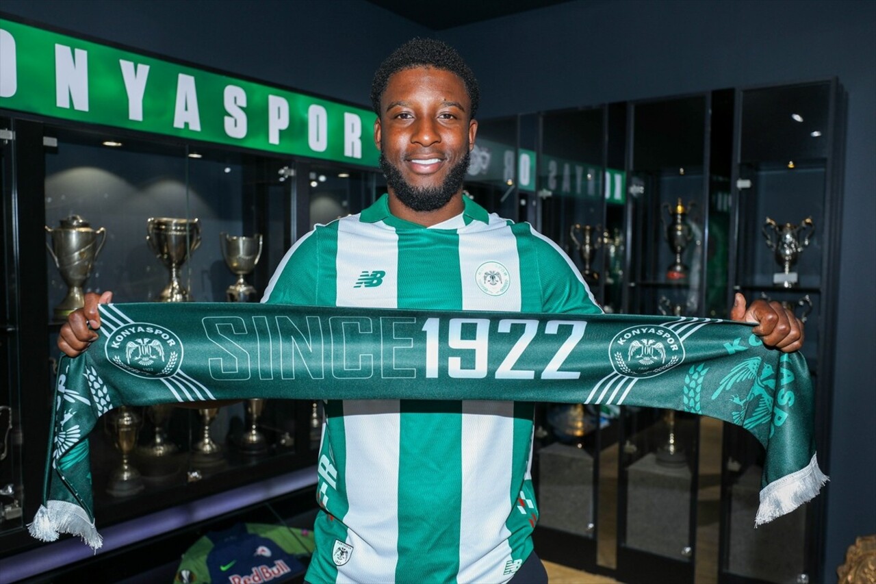 TÜMOSAN Konyaspor, defans oyuncusu Riechedly Bazoer (solda) ile 2 yıllık sözleşme imzaladı....