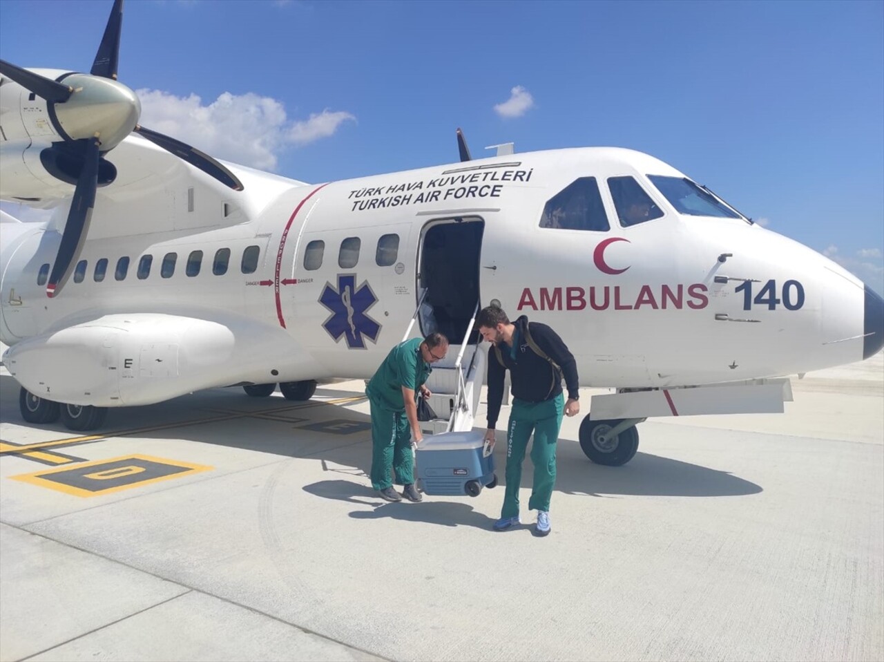 Milli Savunma Bakanlığı, Hava Kuvvetlerine ait ambulans uçak ile acil organ nakli bekleyen bir...