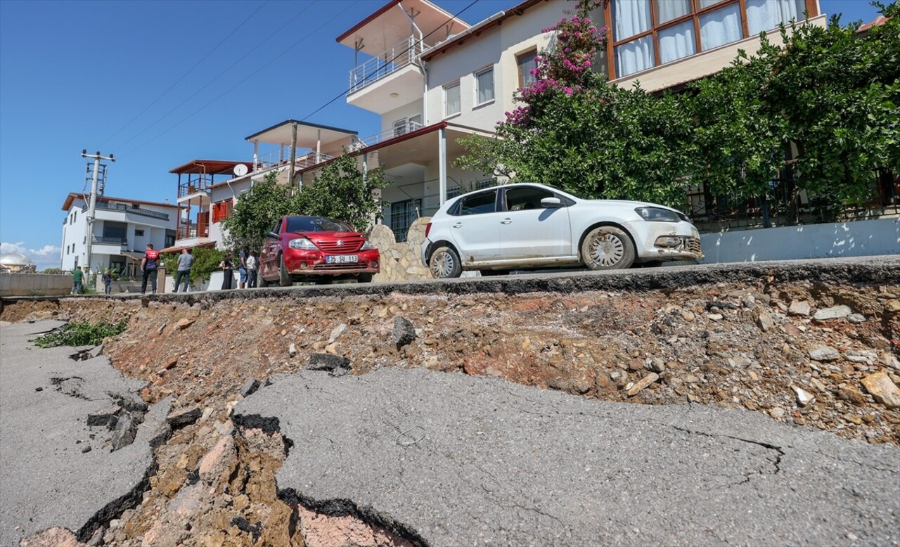 İzmir Valisi Süleyman Elban, dün etkili olan yağış sonrası bazı ev ve iş yerlerini su bastığı...