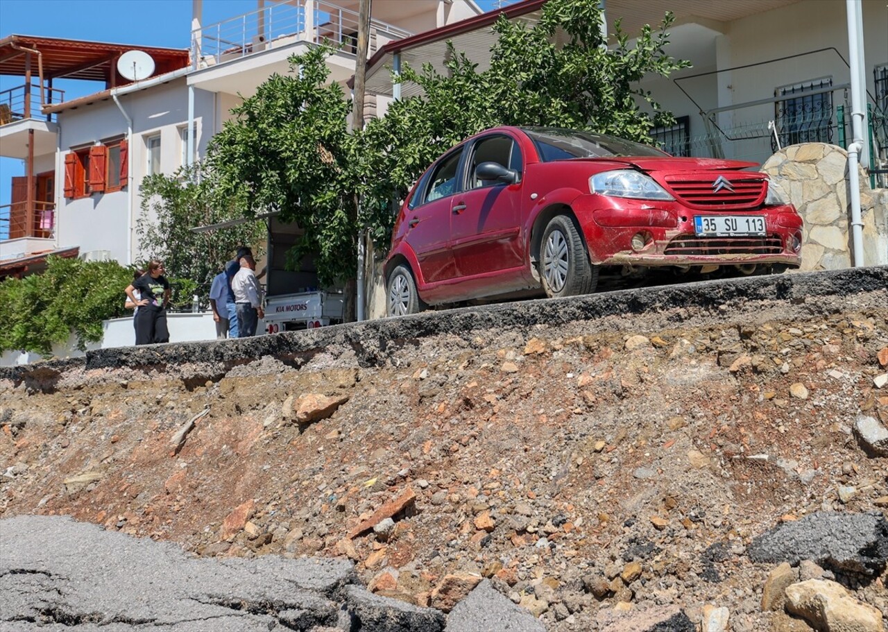 İzmir Valisi Süleyman Elban, dün etkili olan yağış sonrası bazı ev ve iş yerlerini su bastığı...