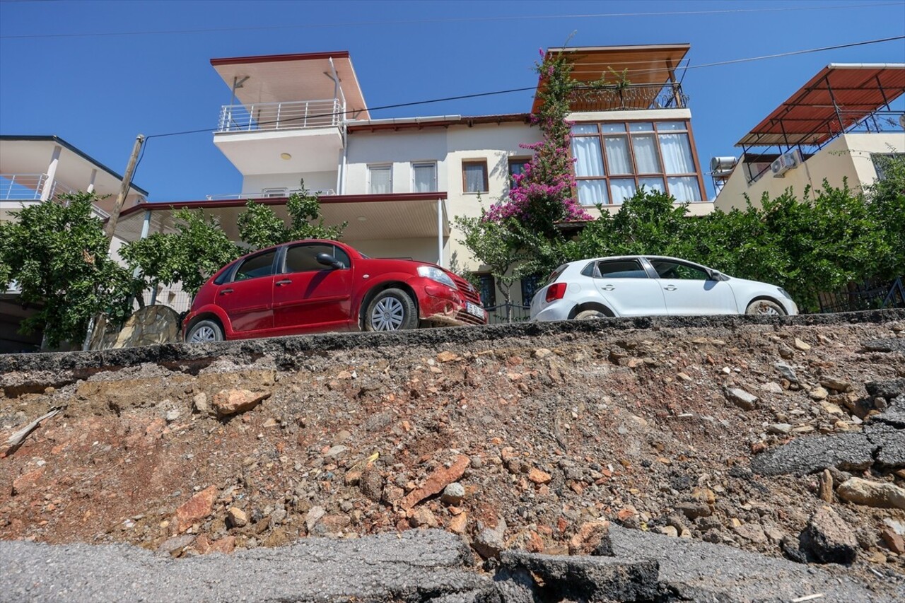 İzmir Valisi Süleyman Elban, dün etkili olan yağış sonrası bazı ev ve iş yerlerini su bastığı...