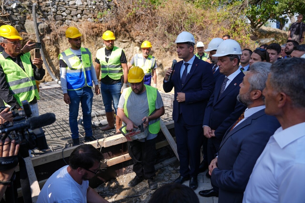 Cumhuriyet Halk Partisi (CHP) Genel Başkanı Özgür Özel (sağda), İzmir'in Bornova ilçesindeki...