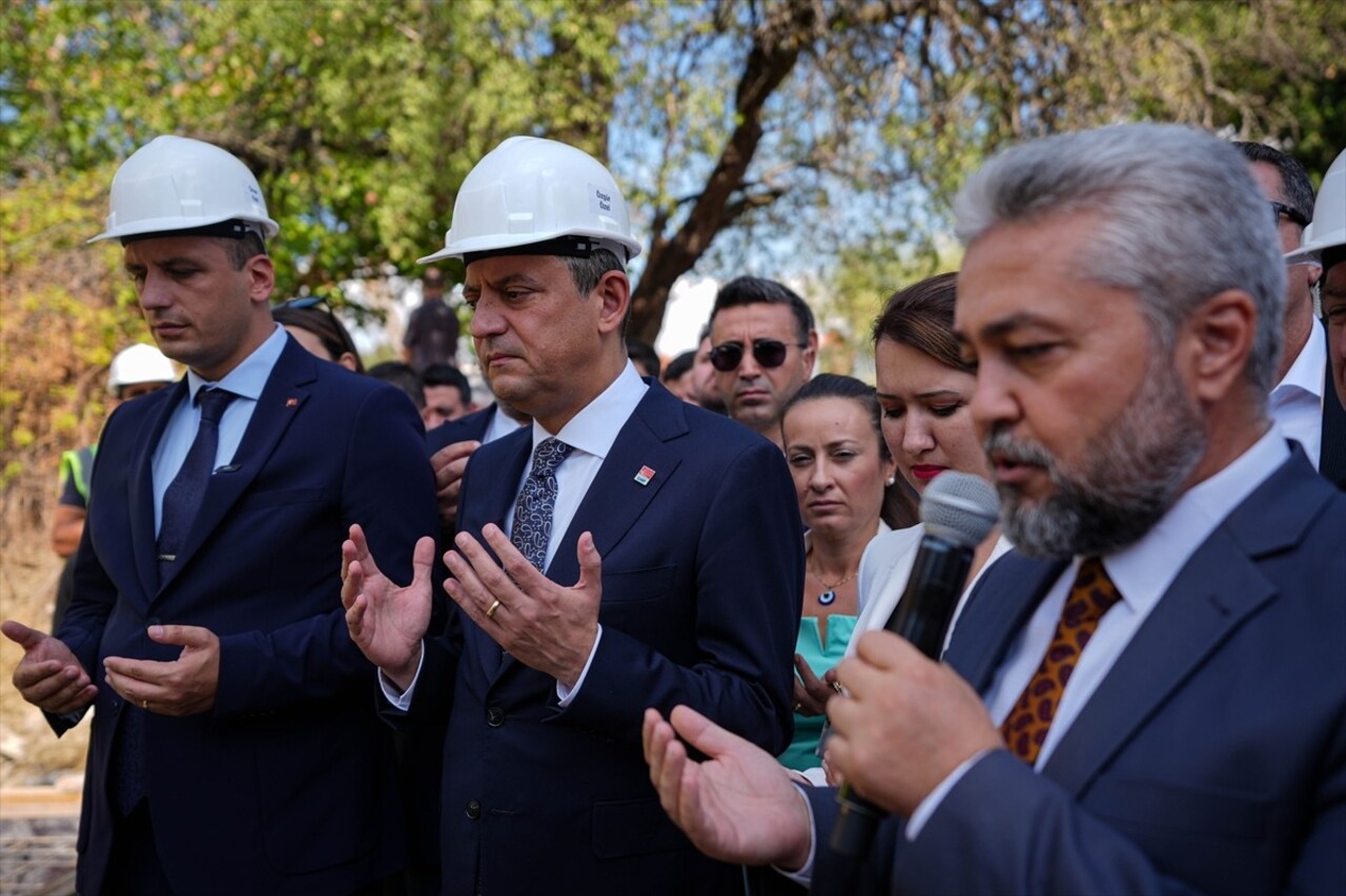 Cumhuriyet Halk Partisi (CHP) Genel Başkanı Özgür Özel (sağda), İzmir'in Bornova ilçesindeki...