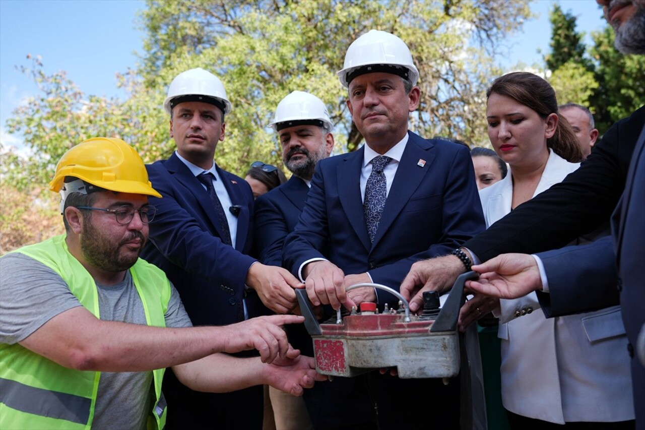 Cumhuriyet Halk Partisi (CHP) Genel Başkanı Özgür Özel (sağda), İzmir'in Bornova ilçesindeki...