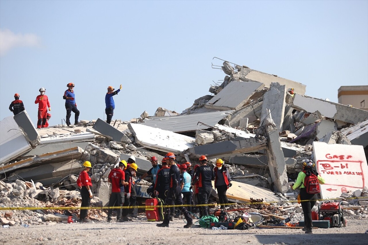 Mersin'de senaryo gereği 4 ilin etkilendiği 7 büyüklüğündeki depremin bölgesel tatbikatı başladı. ...