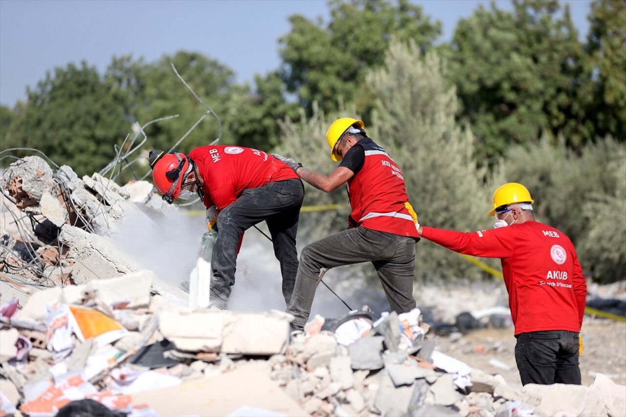 Mersin'de senaryo gereği 4 ilin etkilendiği 7 büyüklüğündeki depremin bölgesel tatbikatı başladı. ...