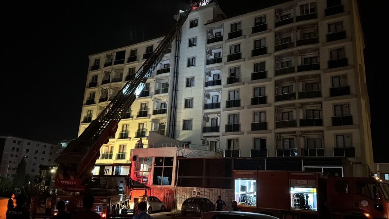 Adıyaman'da 7 katlı binada çıkan baca yangını söndürüldü, 2 kişi dumandan etkilendi. Bölgeye gelen...