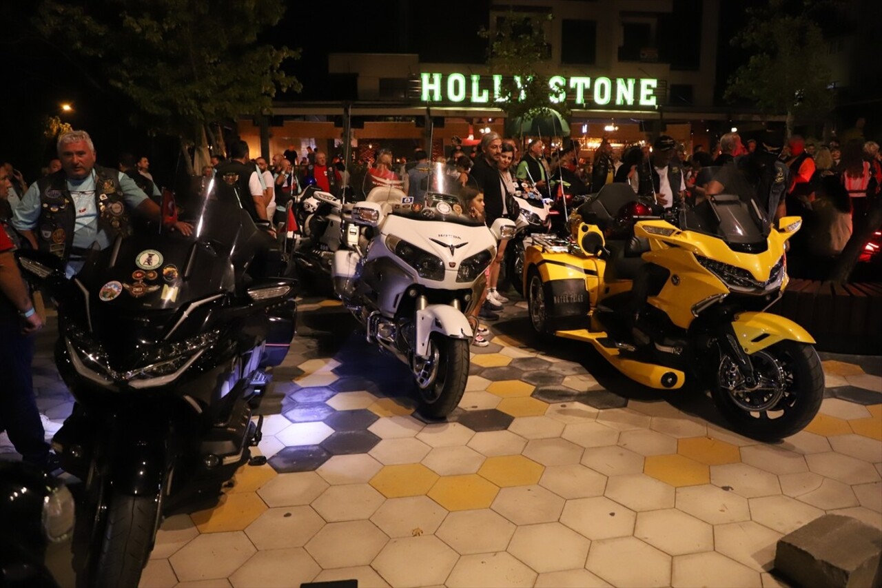 Denizli'de "Goldwing Festivali" kapsamında kente gelen 28 ülkeden 350'ye yakın motosiklet tutkunu...