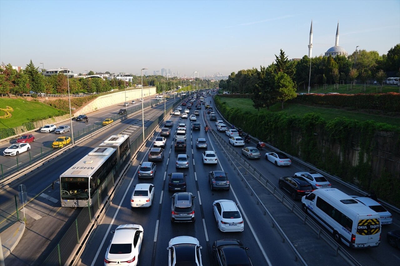 İstanbul'da haftanın son mesai gününde, sabah saatlerinde bazı bölgelerde trafik yoğunluğu oluştu....