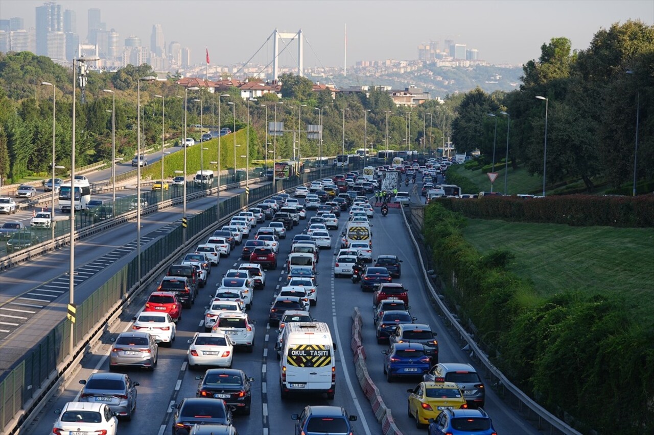 İstanbul'da haftanın son mesai gününde, sabah saatlerinde bazı bölgelerde trafik yoğunluğu oluştu....