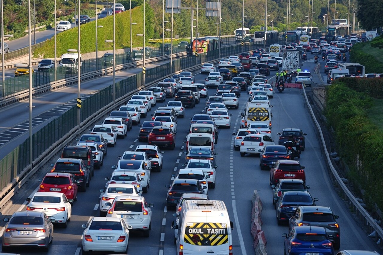 İstanbul'da haftanın son mesai gününde, sabah saatlerinde bazı bölgelerde trafik yoğunluğu oluştu....